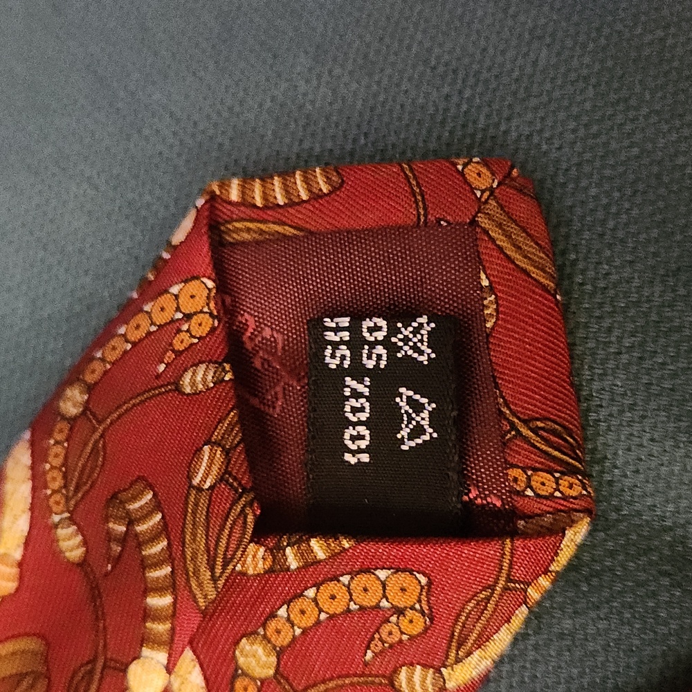 SALVATORE Ferragamo tie red , silk, like new condition - Picture 4 of 4